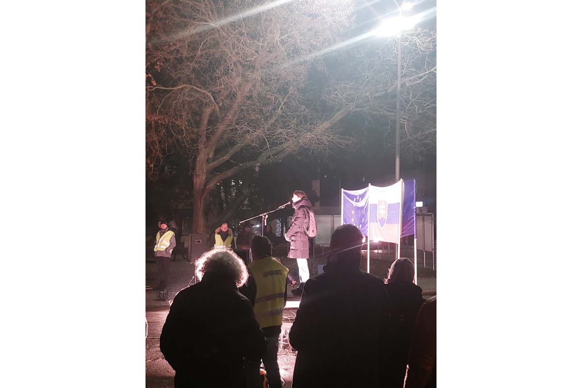 FOTO: Námestia v Trnavskom kraji sa opäť zaplnili. Občania si pripomenuli pamiatku na Jána a Martiny, foto 3