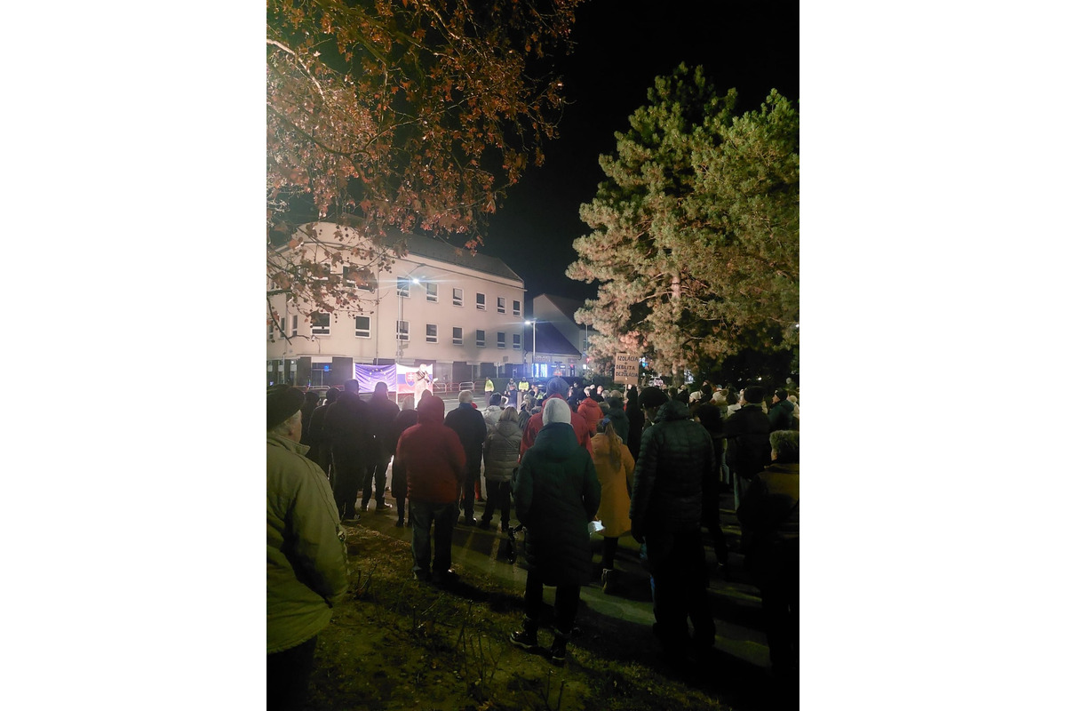 FOTO: Námestia v Trnavskom kraji sa opäť zaplnili. Občania si pripomenuli pamiatku na Jána a Martiny, foto 4