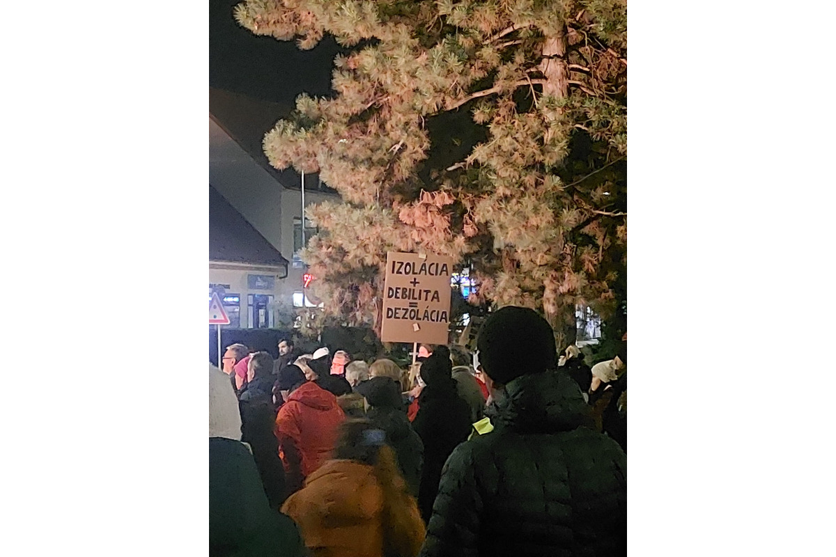 FOTO: Námestia v Trnavskom kraji sa opäť zaplnili. Občania si pripomenuli pamiatku na Jána a Martiny, foto 5
