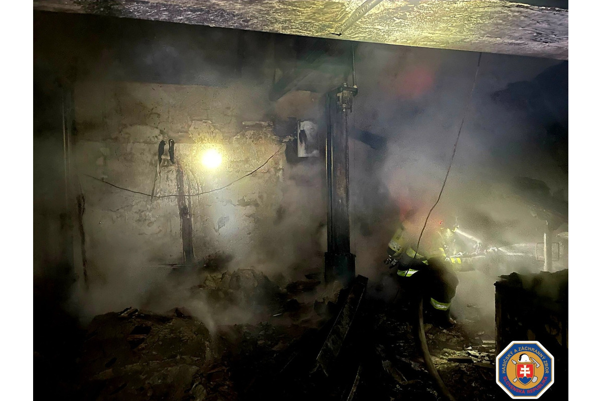 FOTO: Požiar autodielne v obci Malý Bar, foto 2