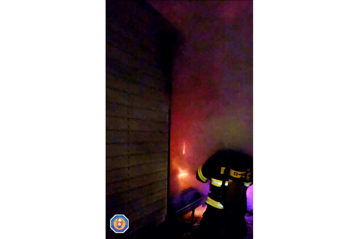 FOTO: Hasiči z Dunajskej Stredy v skorých ranných hodinách zasahovali pri požiari zaparkovanej dodávky, foto 1