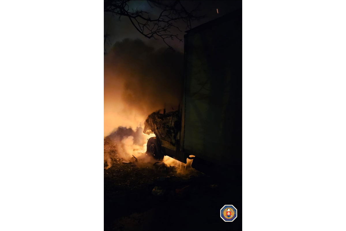 FOTO: Hasiči z Dunajskej Stredy v skorých ranných hodinách zasahovali pri požiari zaparkovanej dodávky, foto 2