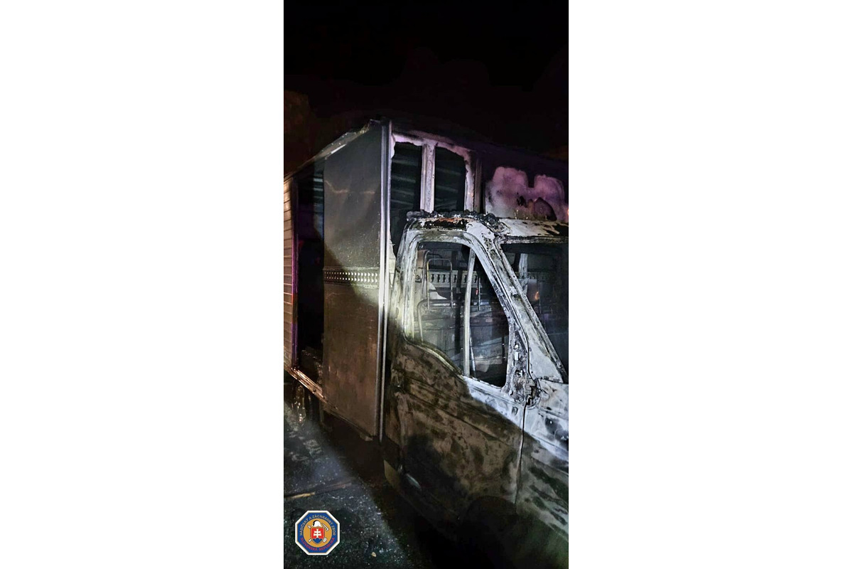 FOTO: Hasiči z Dunajskej Stredy v skorých ranných hodinách zasahovali pri požiari zaparkovanej dodávky, foto 3