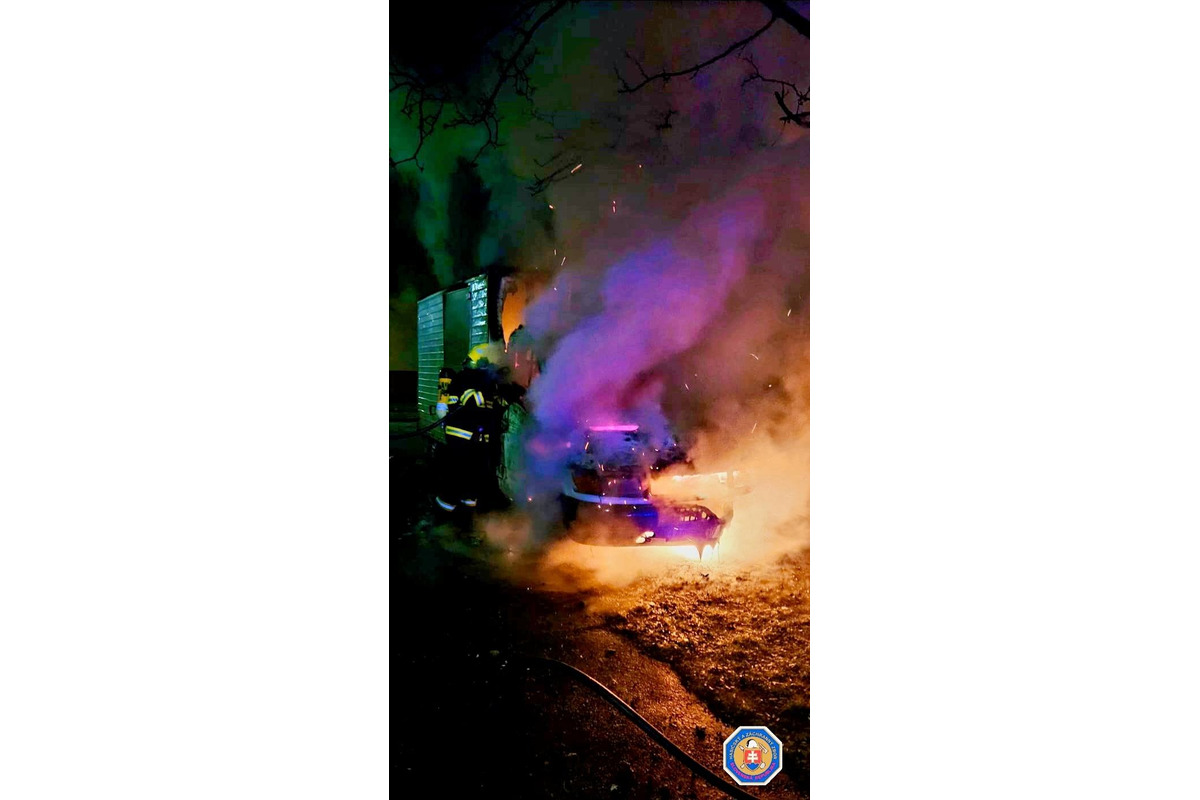 FOTO: Hasiči z Dunajskej Stredy v skorých ranných hodinách zasahovali pri požiari zaparkovanej dodávky, foto 4