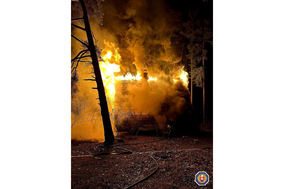 FOTO: V lokalite Tomky došlo k požiaru chaty, foto 3