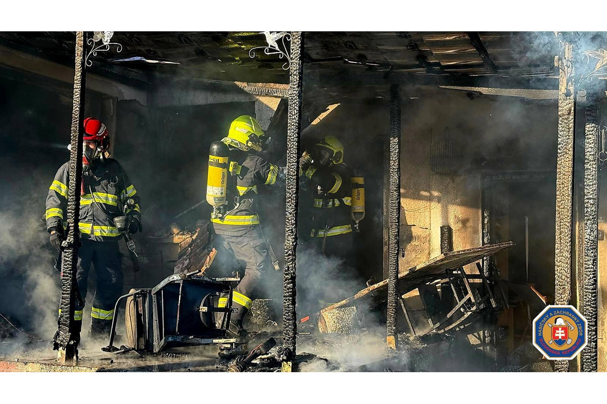 FOTO: Pri Dunajskej Strede horel dom, plameňom neuniklo ani auto, foto 1