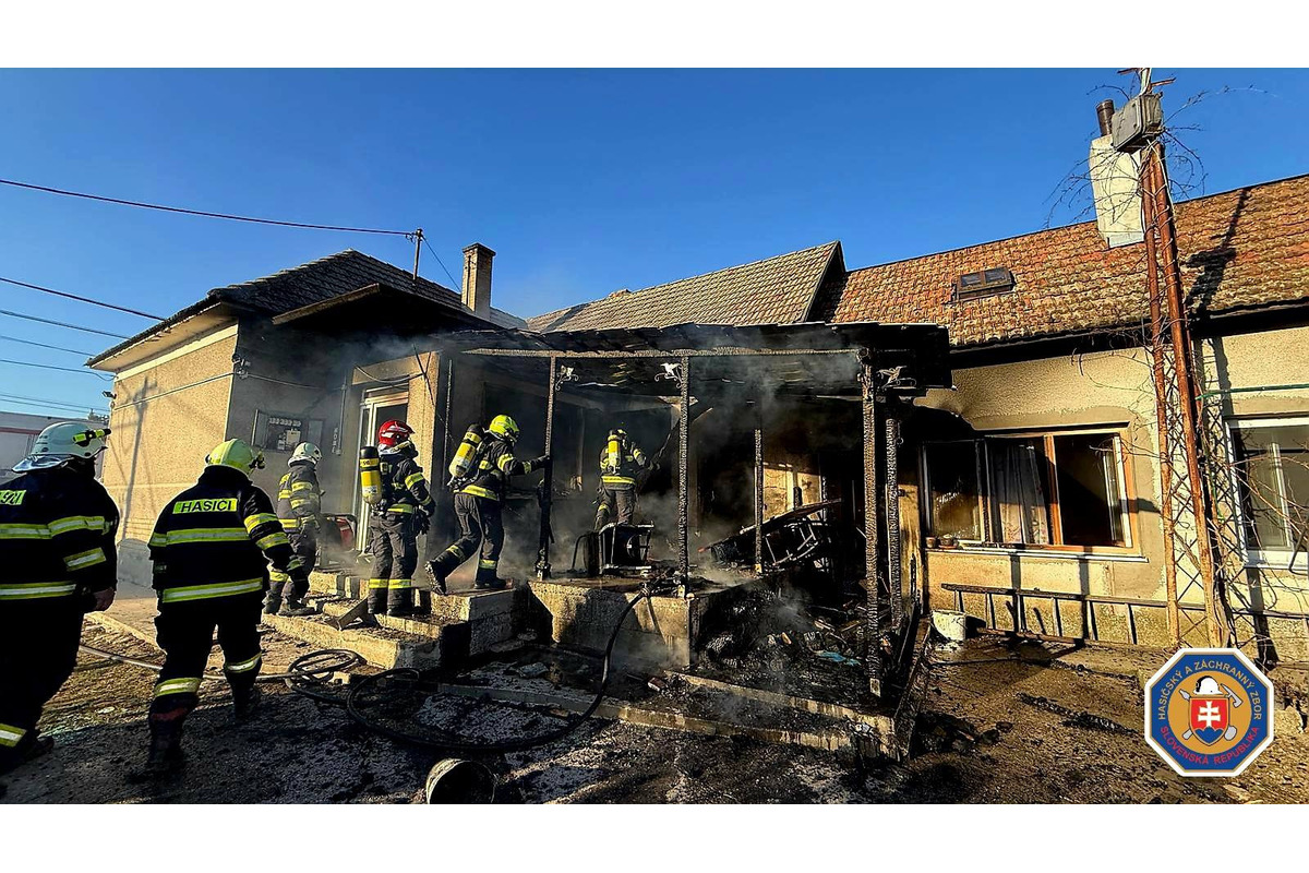 FOTO: Pri Dunajskej Strede horel dom, plameňom neuniklo ani auto, foto 2
