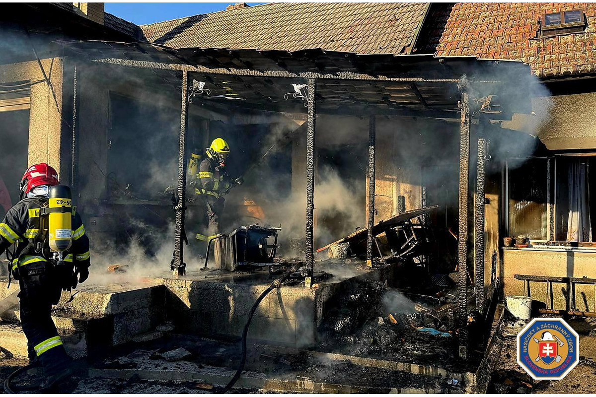 FOTO: Pri Dunajskej Strede horel dom, plameňom neuniklo ani auto, foto 3