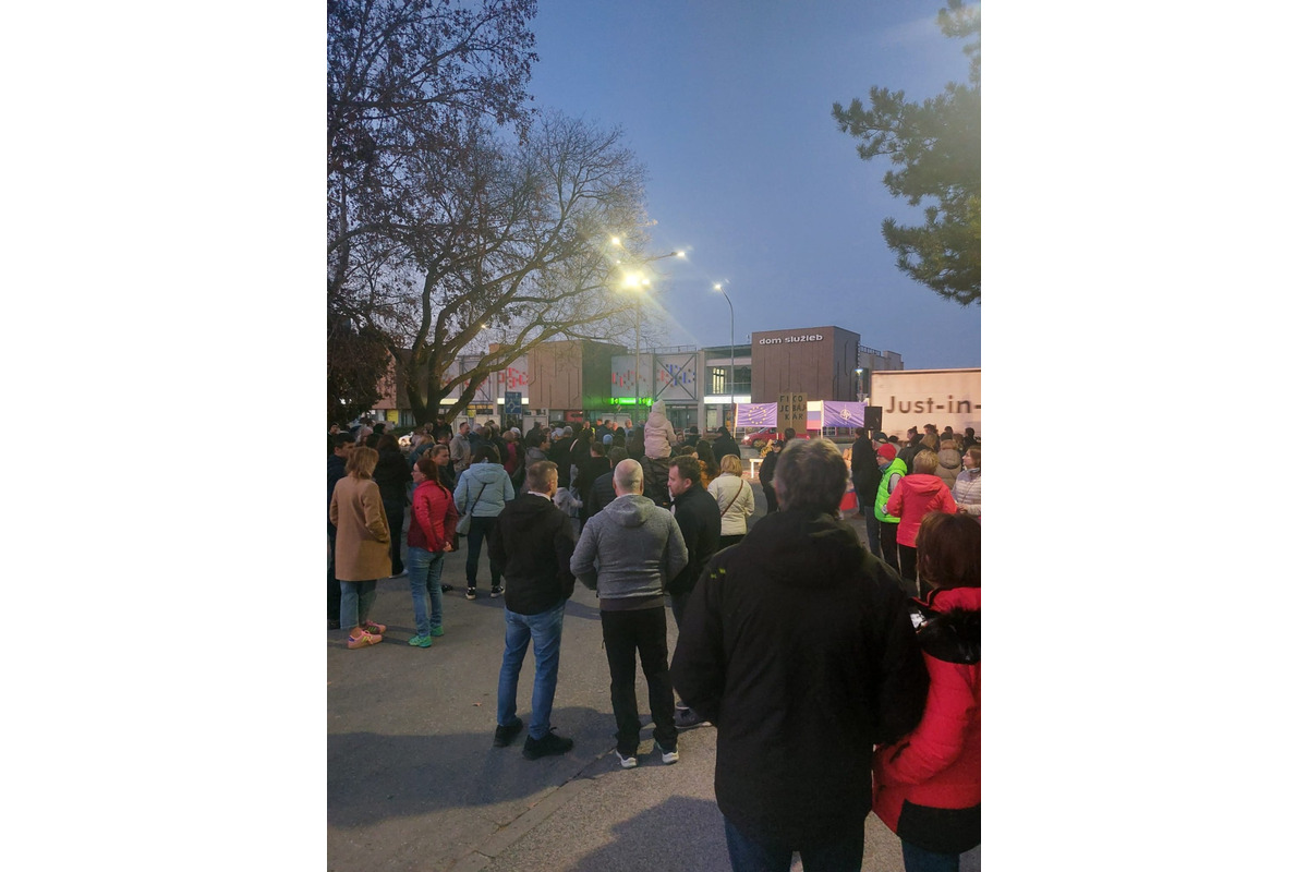 FOTO: Ľudia opäť povstali v slovenských uliciach. Takto vyzeral protest v Hlohovci, foto 1