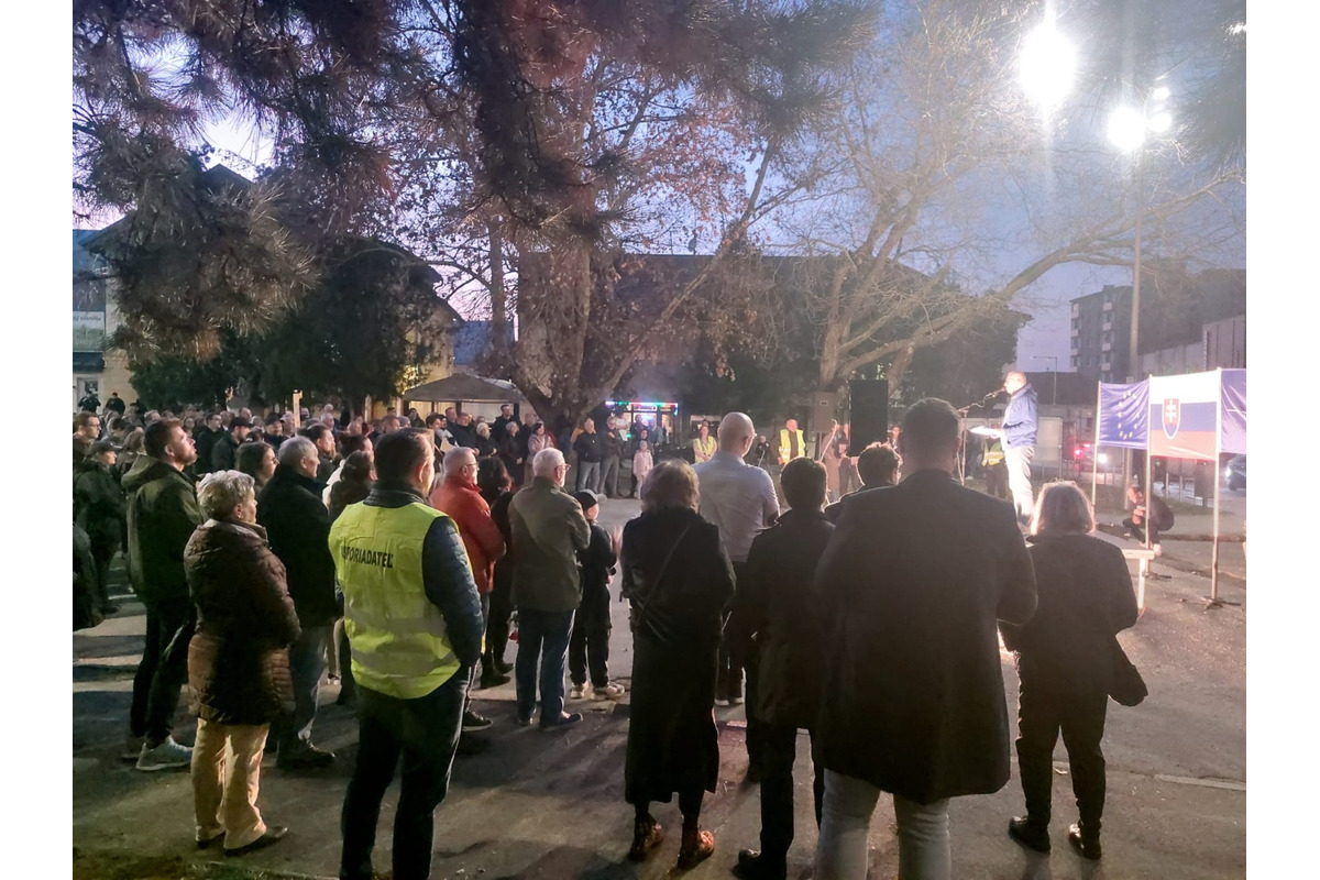 FOTO: Ľudia opäť povstali v slovenských uliciach. Takto vyzeral protest v Hlohovci, foto 2