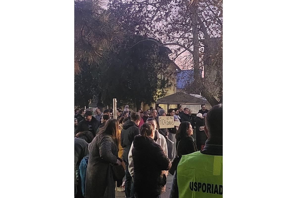 FOTO: Ľudia opäť povstali v slovenských uliciach. Takto vyzeral protest v Hlohovci, foto 3