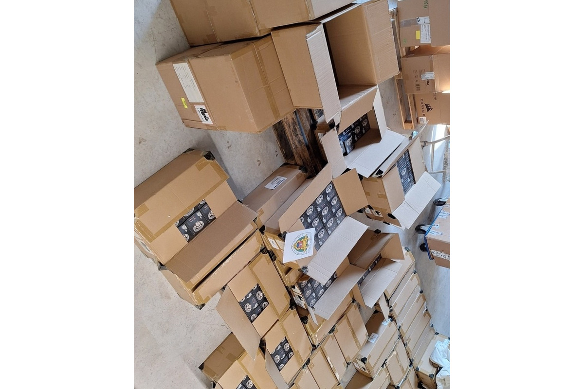 FOTO: Colníci zaistili falzifikáty smart hodiniek, foto 1