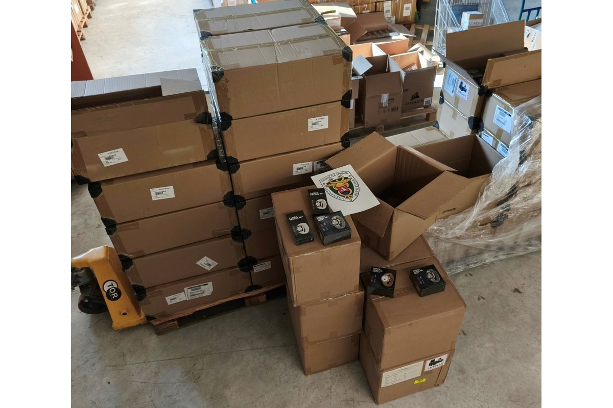 FOTO: Colníci zaistili falzifikáty smart hodiniek, foto 4