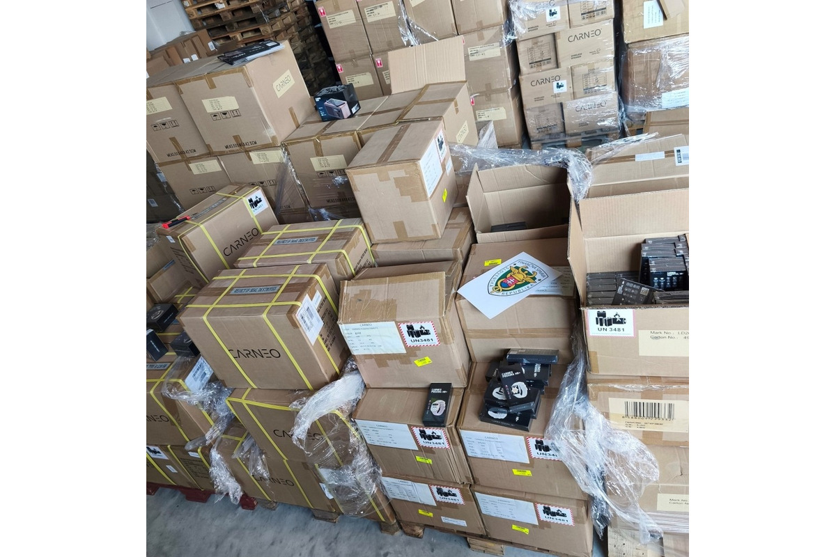 FOTO: Colníci zaistili falzifikáty smart hodiniek, foto 5