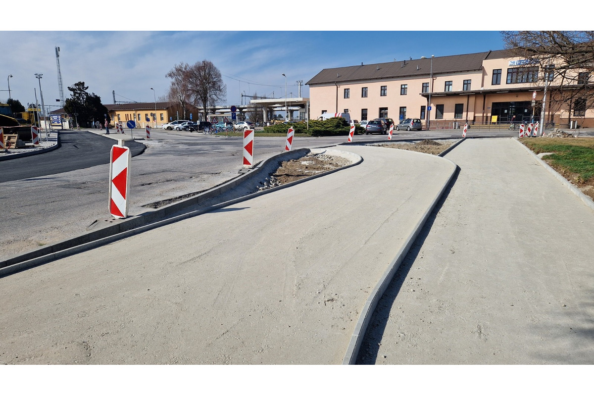 FOTO: Revitalizácia predstaničného priestoru v Piešťanoch napreduje, foto 5