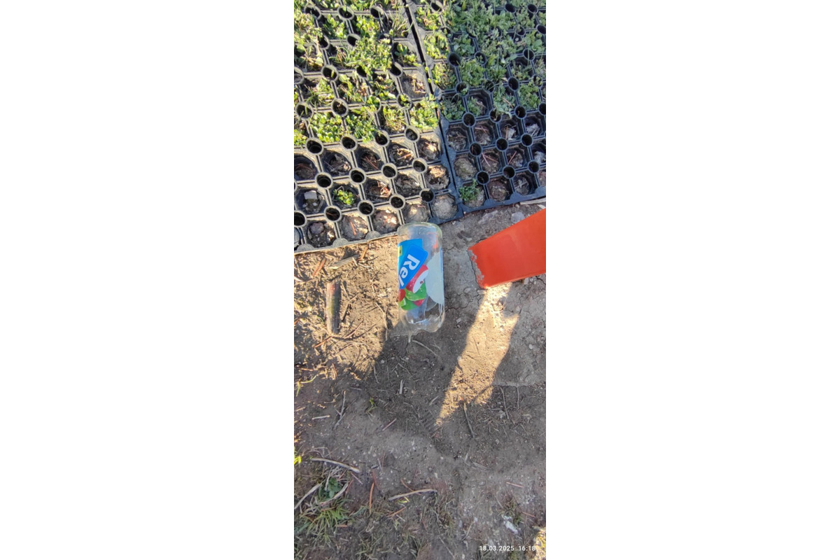 FOTO: Na detskom ihrisku v Kátlovciach deti rozbíjajú sklenené fľaše, foto 1