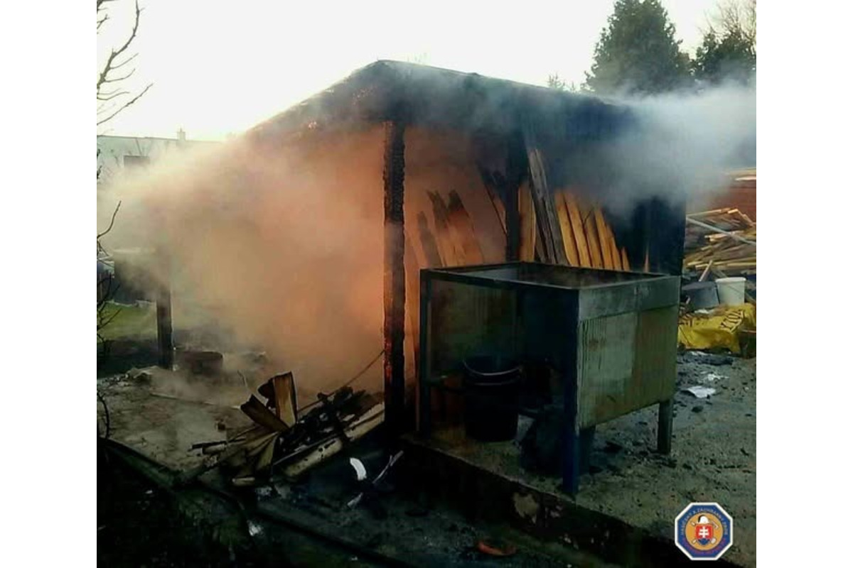 FOTO: V Trnave horel záhradný domček, foto 1