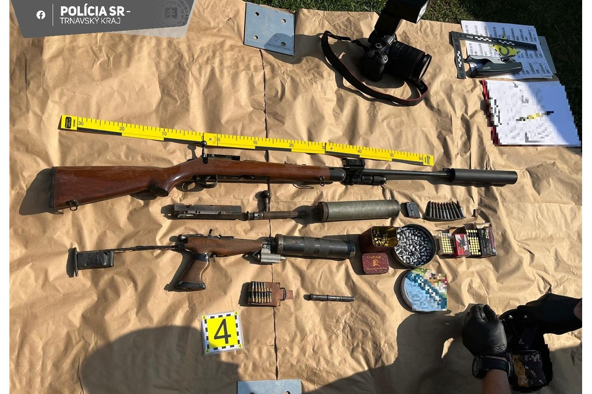 FOTO: Trnavskí policajti zadržali muža, ktorý v dome držal celý arzenál zbraní, foto 1