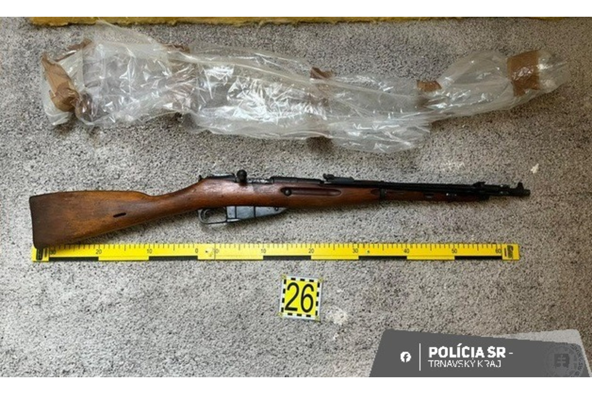 FOTO: Trnavskí policajti zadržali muža, ktorý v dome držal celý arzenál zbraní, foto 2