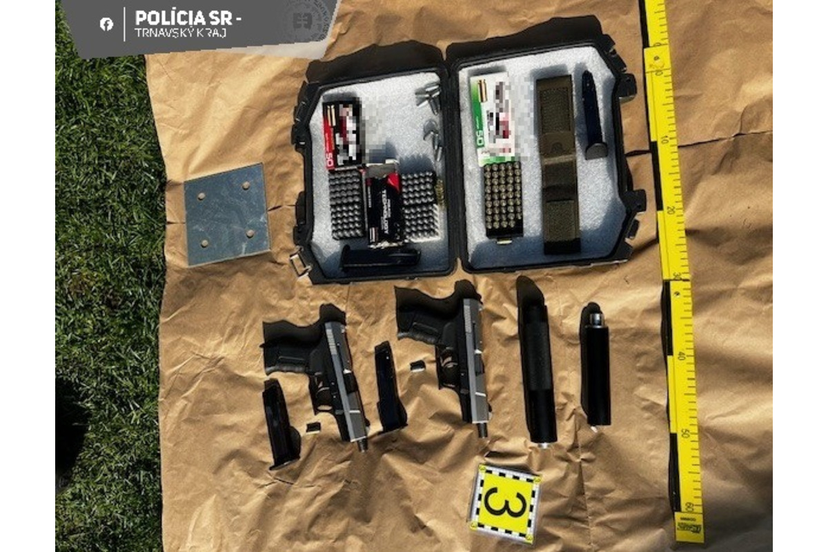 FOTO: Trnavskí policajti zadržali muža, ktorý v dome držal celý arzenál zbraní, foto 5