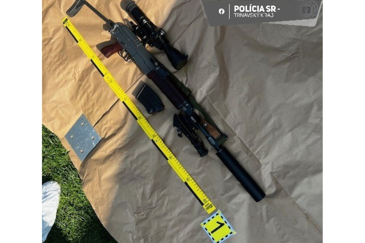 FOTO: Trnavskí policajti zadržali muža, ktorý v dome držal celý arzenál zbraní, foto 7