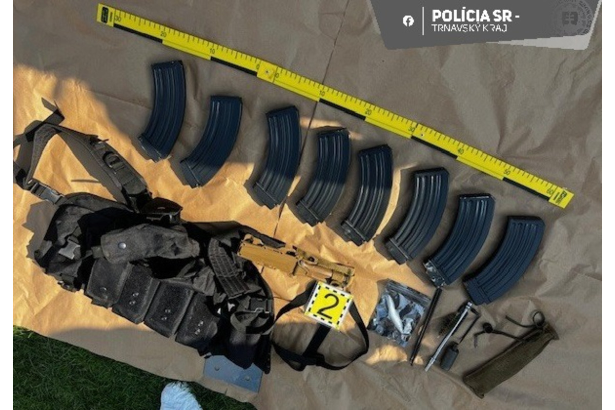 FOTO: Trnavskí policajti zadržali muža, ktorý v dome držal celý arzenál zbraní, foto 8