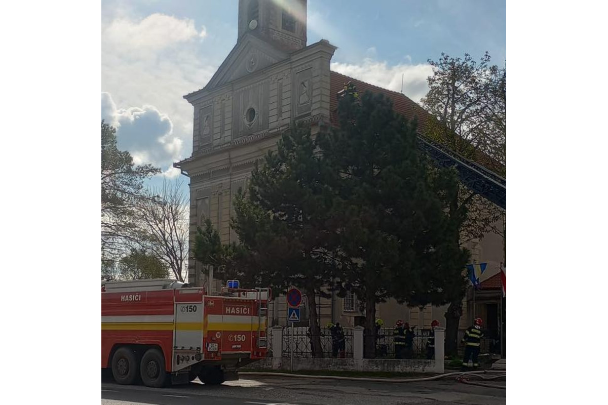 FOTO: Hasiči zasahujú pri požiari kostola v obci Jahodná, foto 1