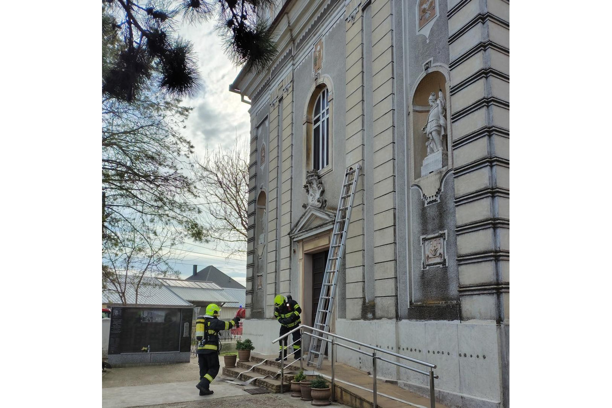 FOTO: Hasiči zasahujú pri požiari kostola v obci Jahodná, foto 2