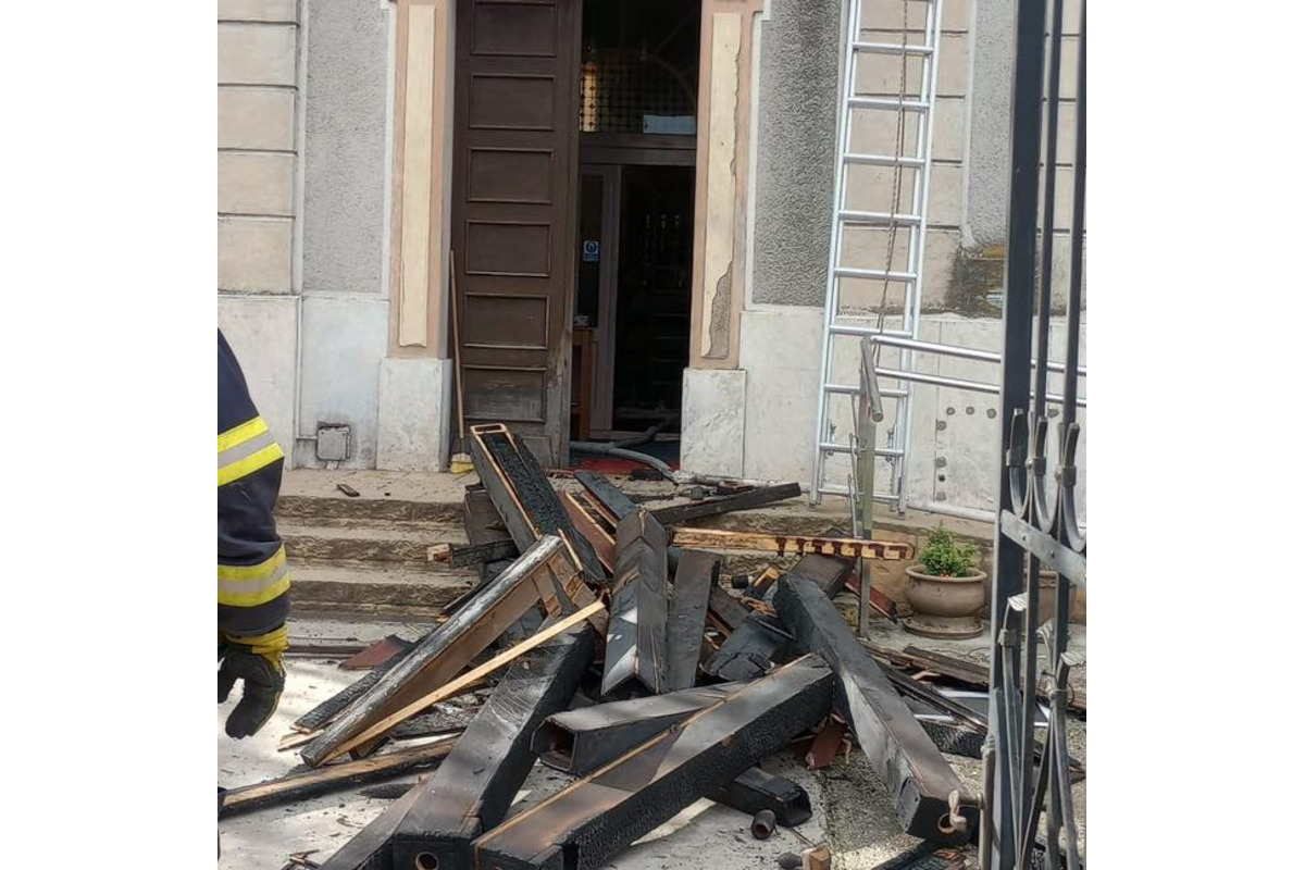 FOTO: Hasiči zasahujú pri požiari kostola v obci Jahodná, foto 3