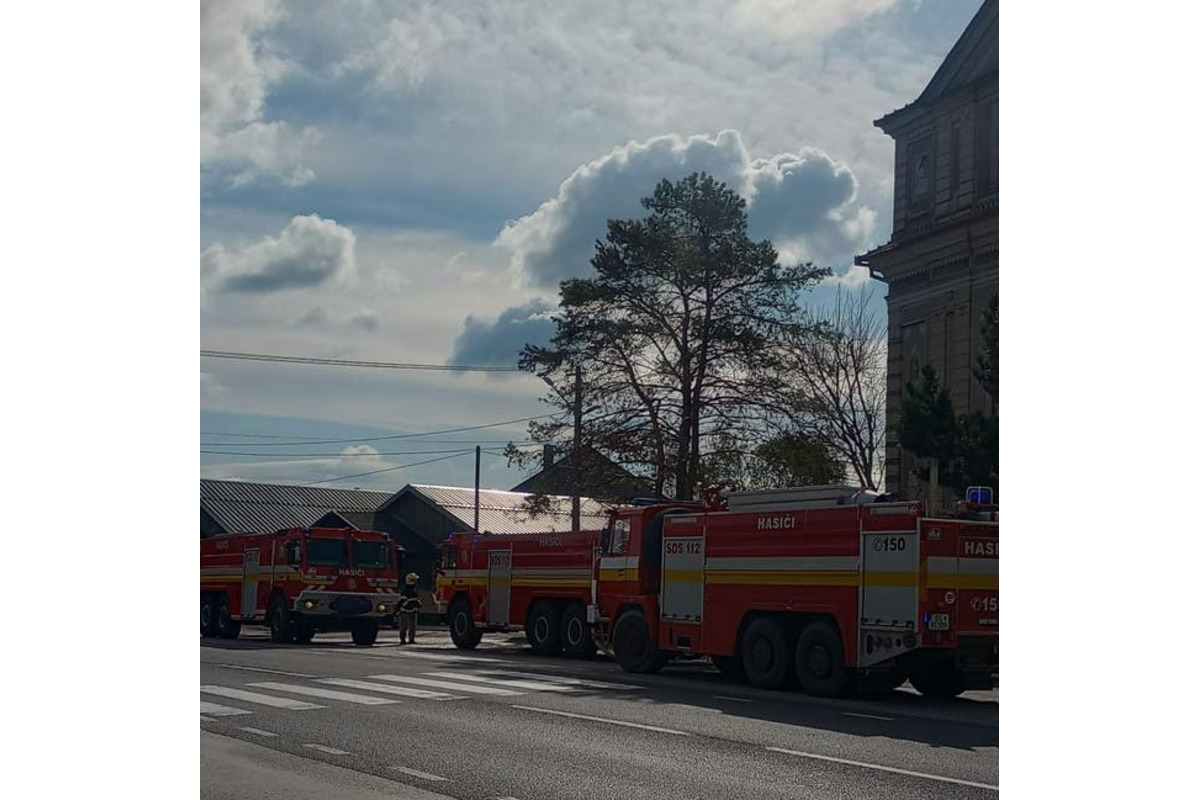 FOTO: Hasiči zasahujú pri požiari kostola v obci Jahodná, foto 4