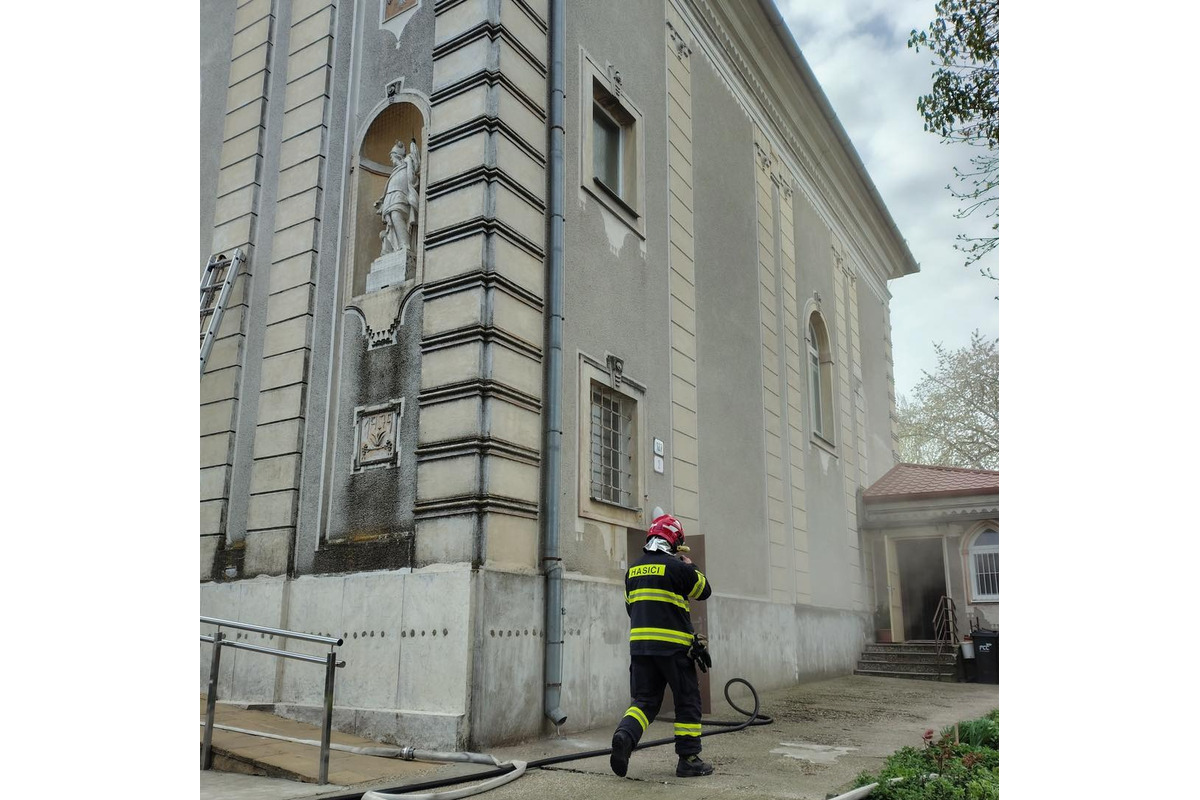 FOTO: Hasiči zasahujú pri požiari kostola v obci Jahodná, foto 5