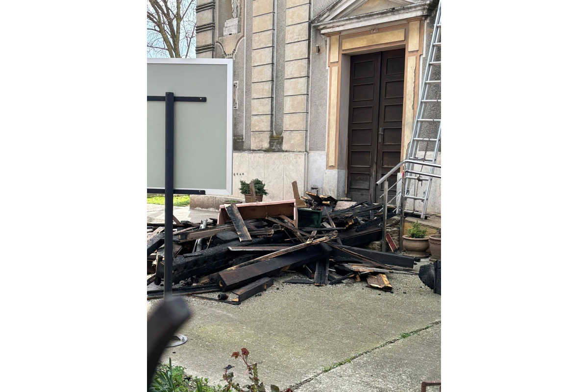 FOTO: Hasiči zasahujú pri požiari kostola v obci Jahodná, foto 9