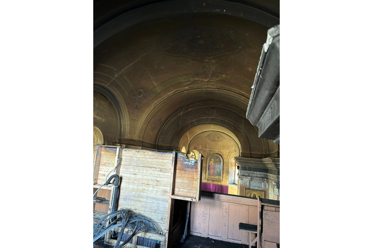 FOTO: Hasiči zasahujú pri požiari kostola v obci Jahodná, foto 11