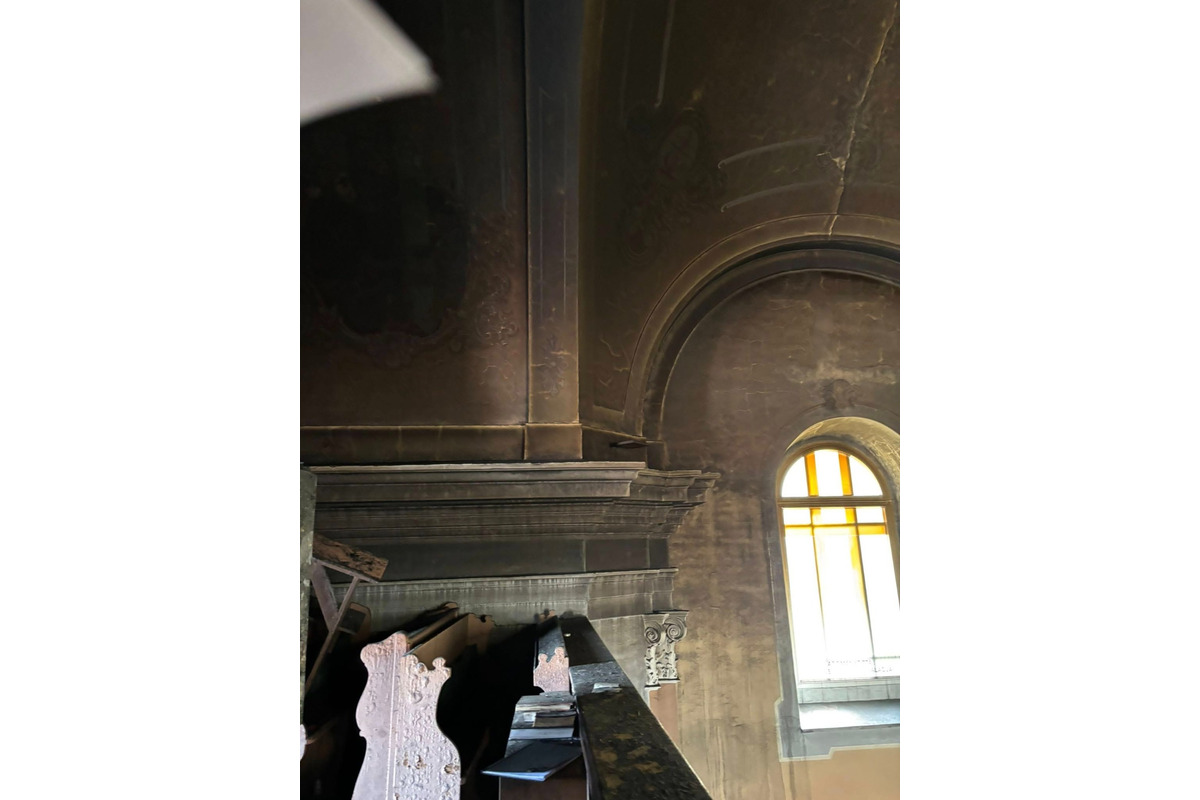 FOTO: Hasiči zasahujú pri požiari kostola v obci Jahodná, foto 12