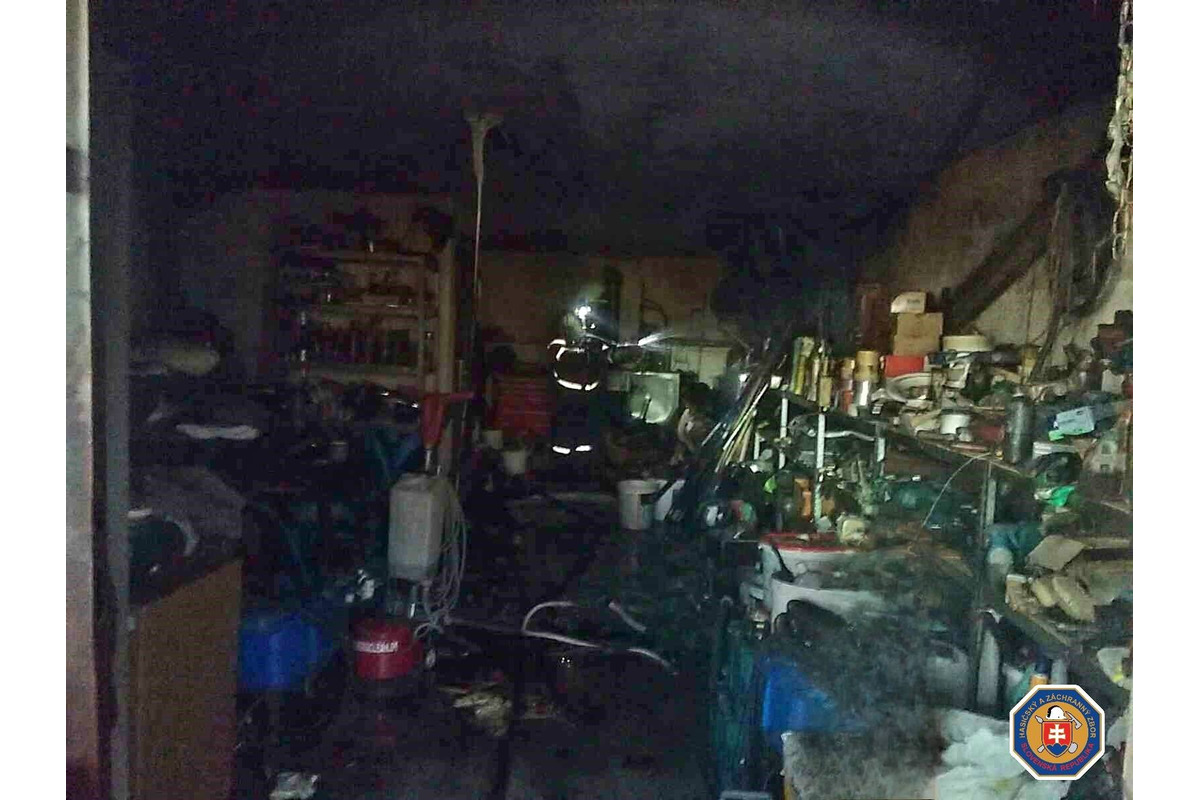 FOTO: V obci Koplotovce horela garáž, foto 1