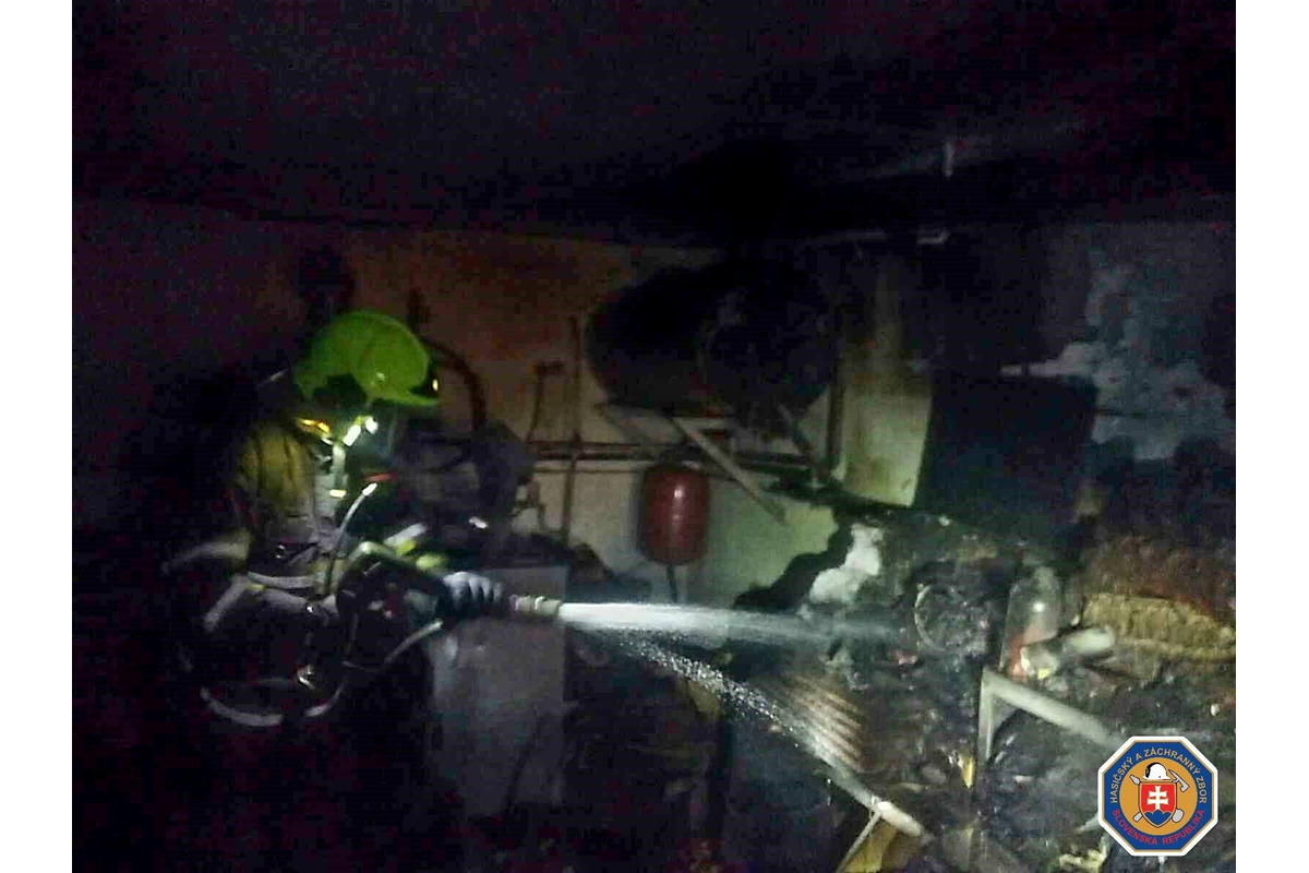 FOTO: V obci Koplotovce horela garáž, foto 2