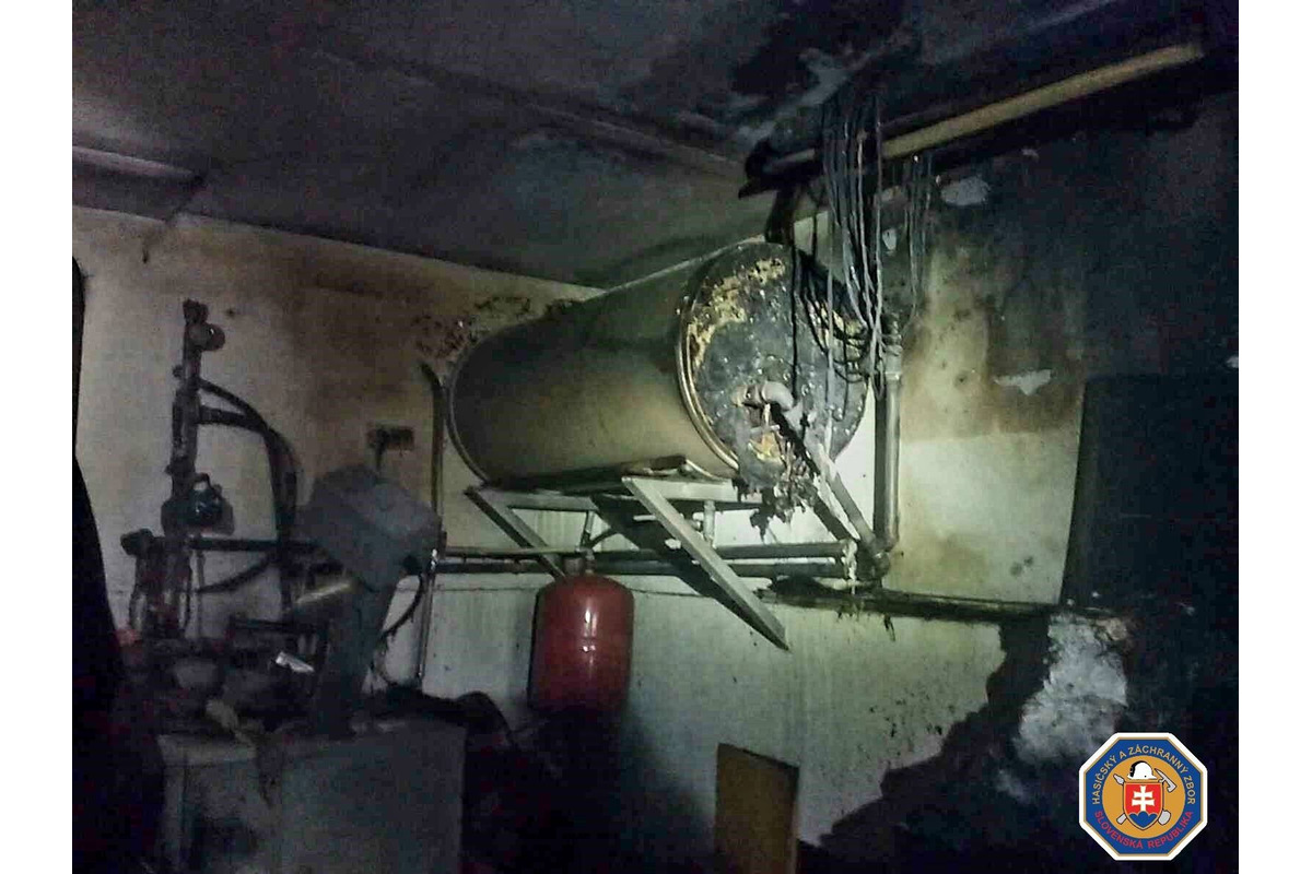 FOTO: V obci Koplotovce horela garáž, foto 3