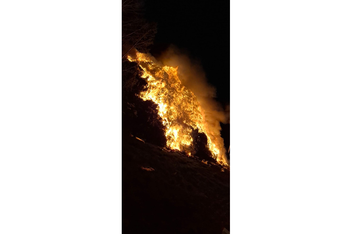 FOTO:  V obci Čierna Voda horela skládka odpadu, foto 1