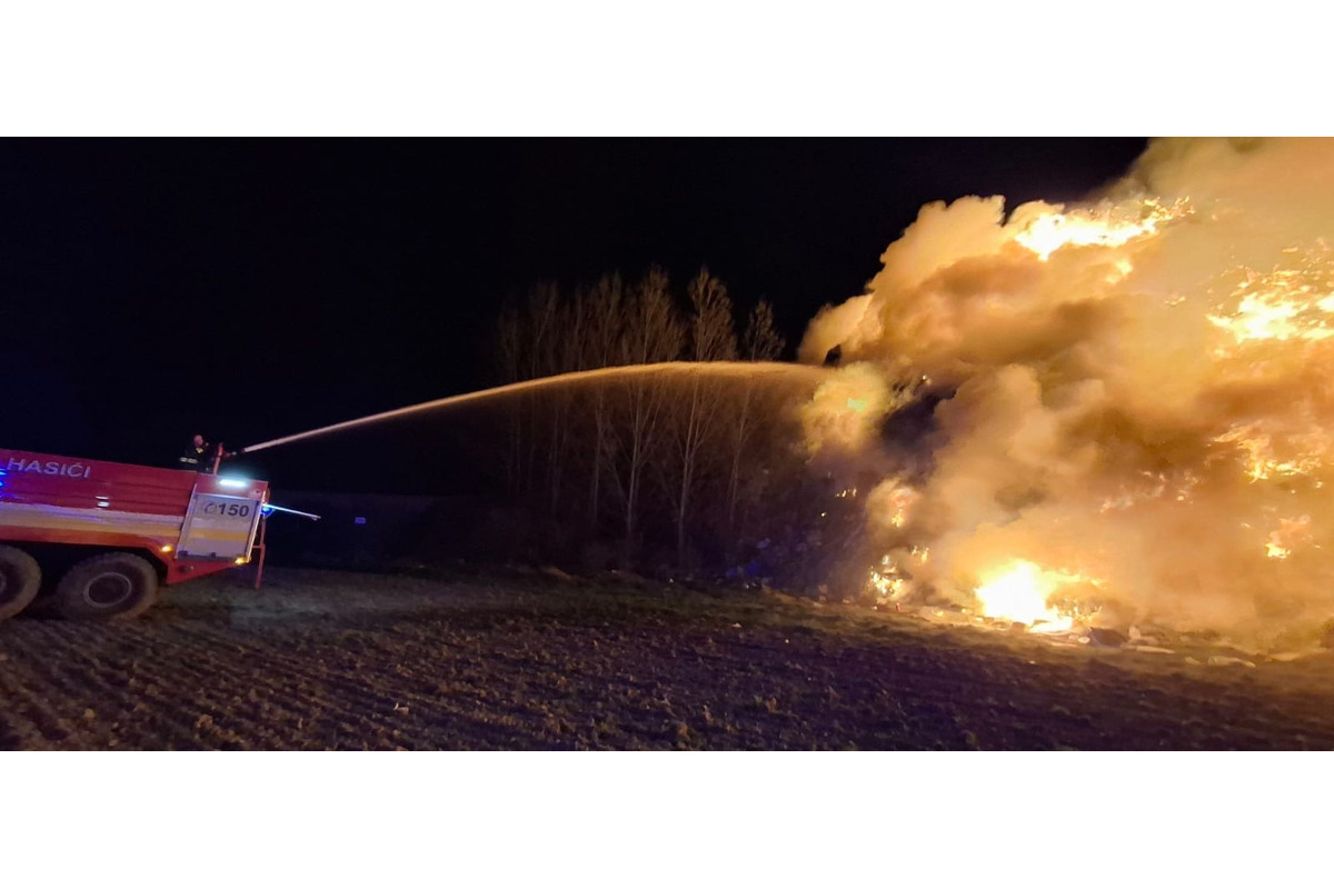 FOTO:  V obci Čierna Voda horela skládka odpadu, foto 2