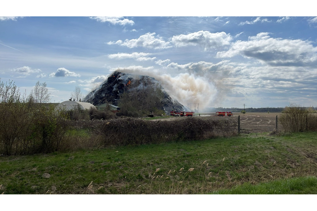 FOTO:  V obci Čierna Voda horela skládka odpadu, foto 3