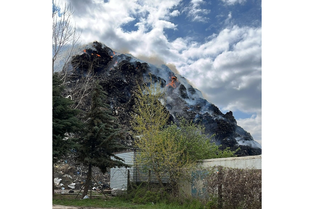 FOTO:  V obci Čierna Voda horela skládka odpadu, foto 4