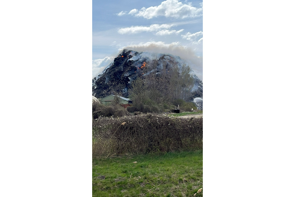 FOTO:  V obci Čierna Voda horela skládka odpadu, foto 5