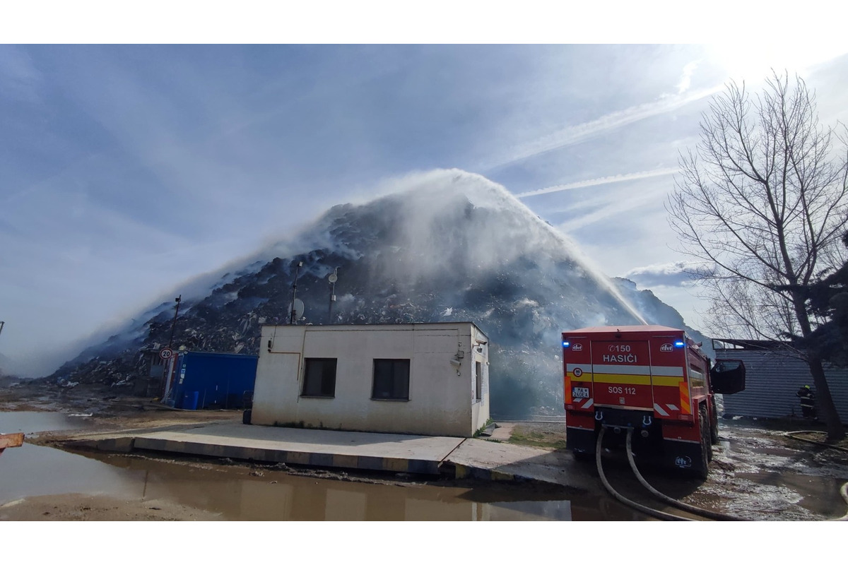 FOTO:  V obci Čierna Voda horela skládka odpadu, foto 6