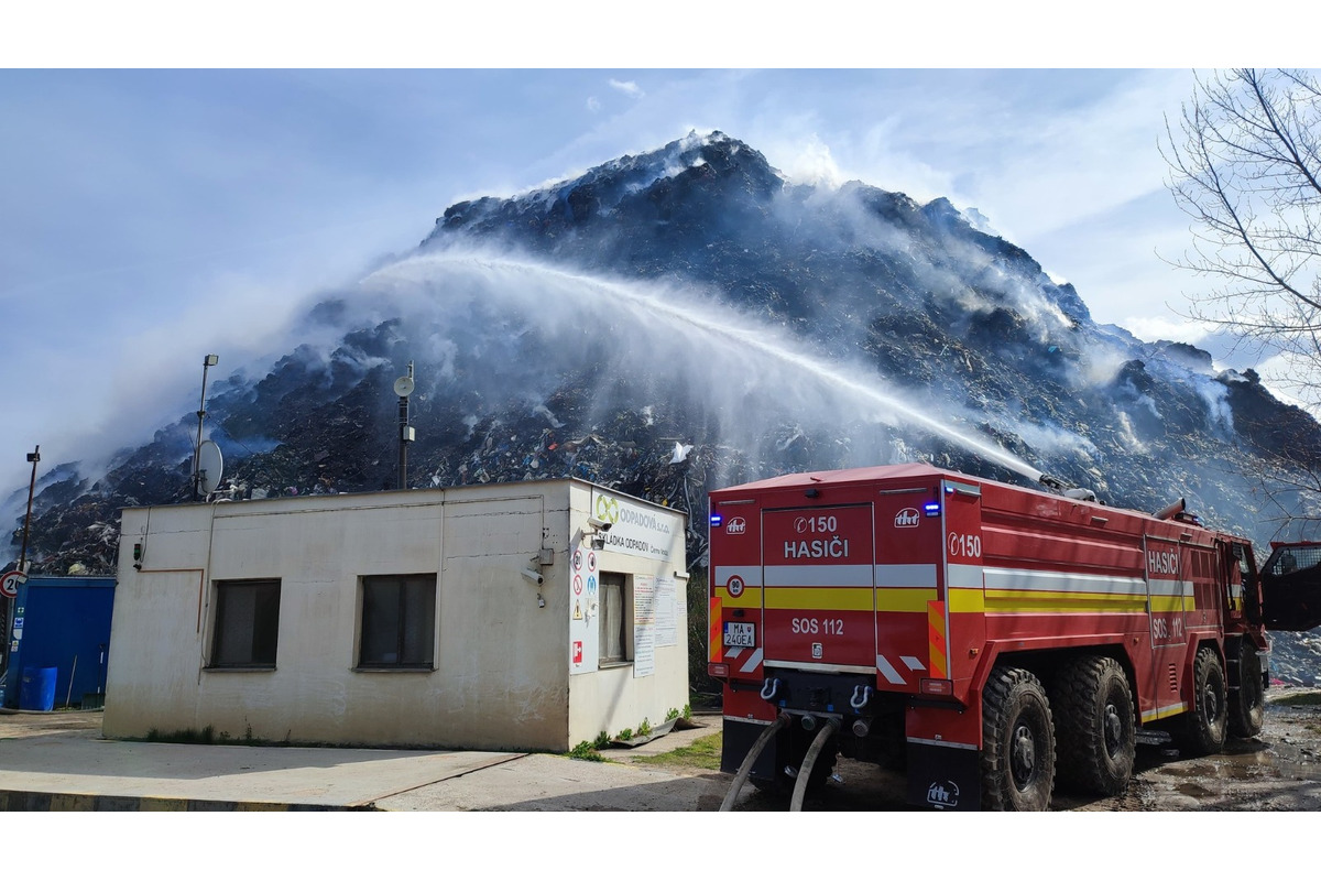 FOTO:  V obci Čierna Voda horela skládka odpadu, foto 8