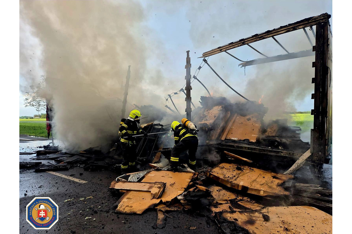 FOTO: Požiar kamióna prevážajúceho drevený nábytok, foto 1