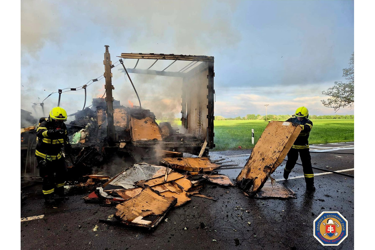 FOTO: Požiar kamióna prevážajúceho drevený nábytok, foto 2