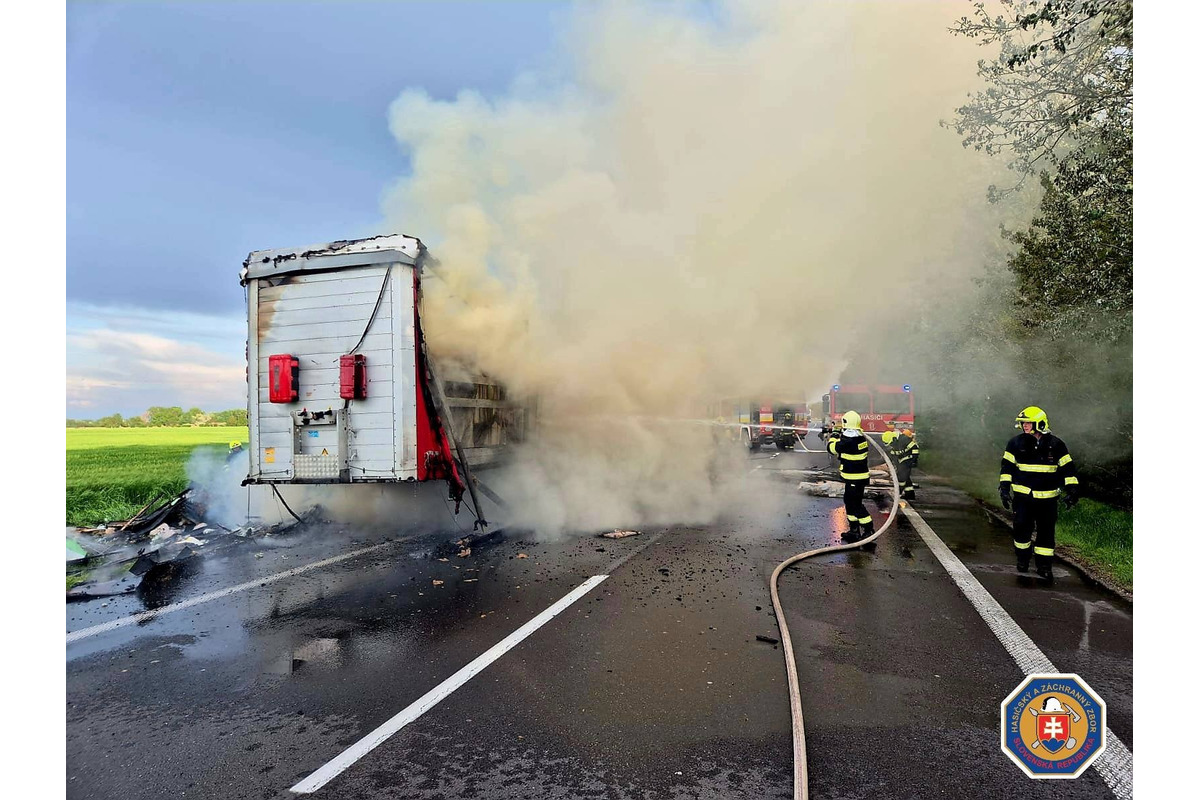 FOTO: Požiar kamióna prevážajúceho drevený nábytok, foto 3