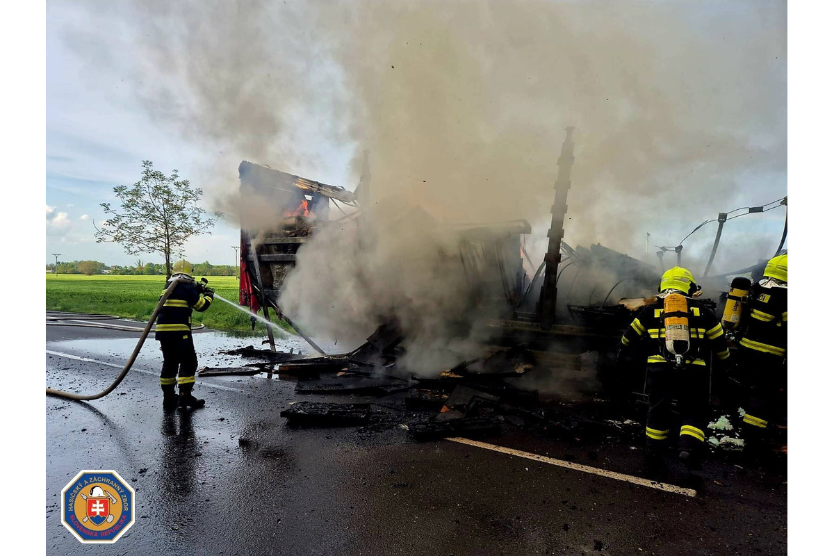 FOTO: Požiar kamióna prevážajúceho drevený nábytok, foto 4