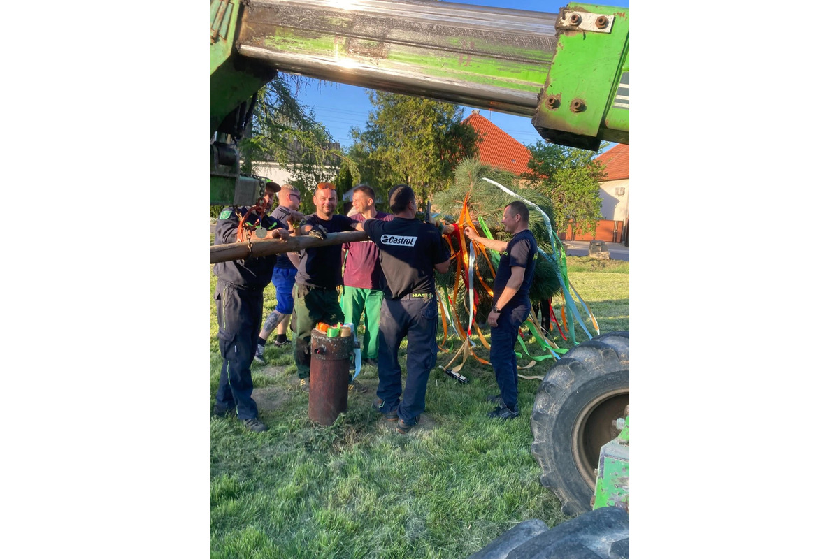 FOTO: Takto vyzerala atmosféra počas stavania májov v Trnavskom kraji, foto 1