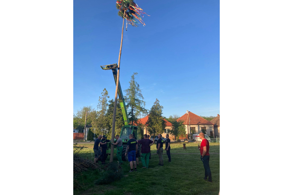 FOTO: Takto vyzerala atmosféra počas stavania májov v Trnavskom kraji, foto 2